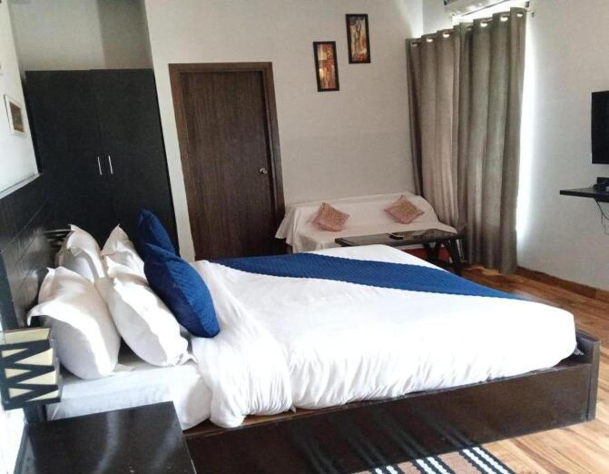 Vrindavan Dreams Hotel And Suites Exteriör bild