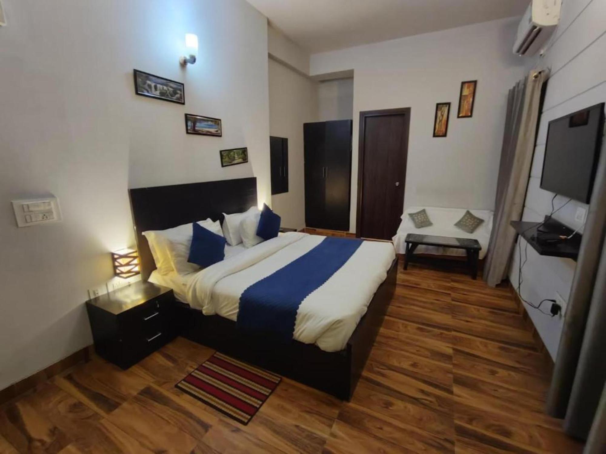 Vrindavan Dreams Hotel And Suites Exteriör bild