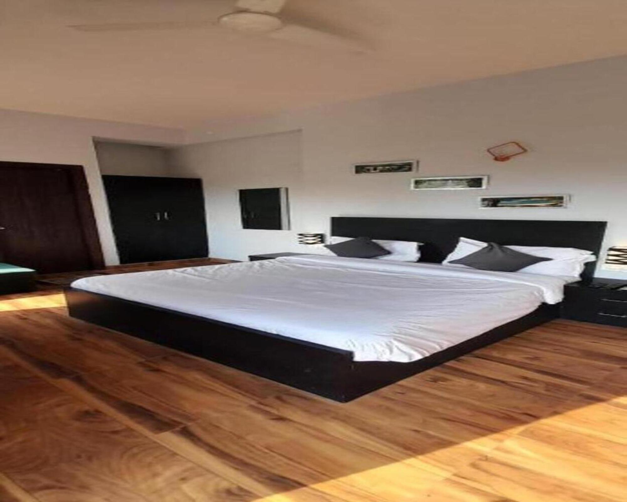Vrindavan Dreams Hotel And Suites Exteriör bild