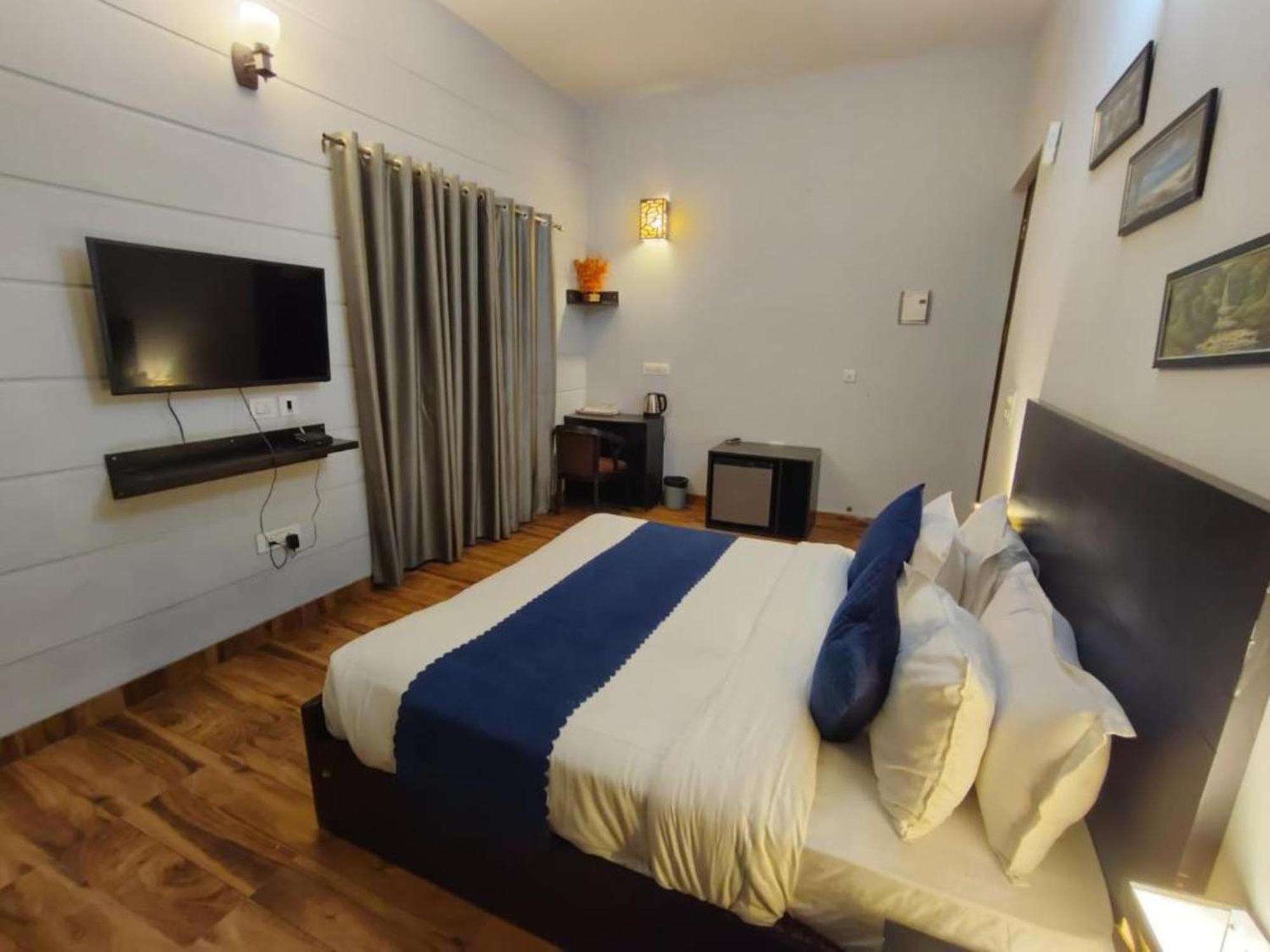 Vrindavan Dreams Hotel And Suites Exteriör bild