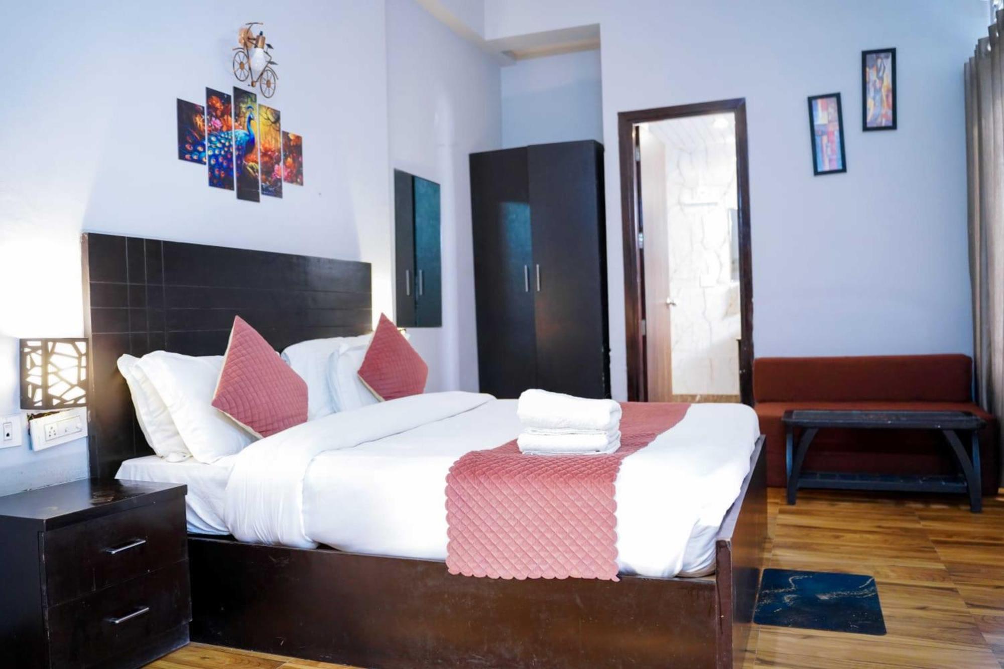 Vrindavan Dreams Hotel And Suites Exteriör bild