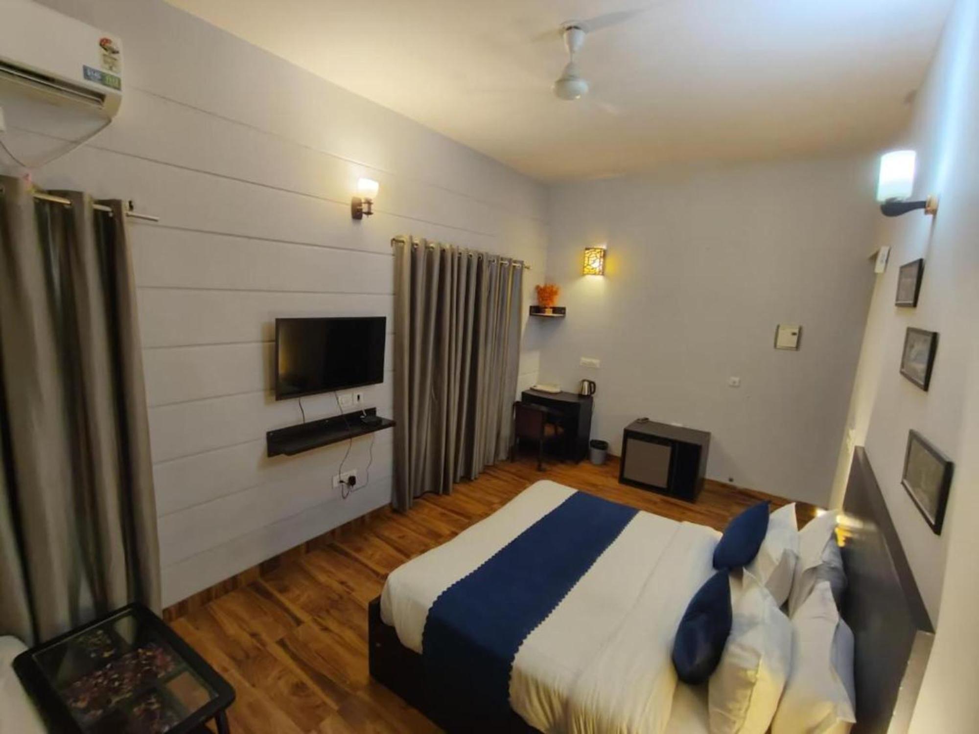 Vrindavan Dreams Hotel And Suites Exteriör bild