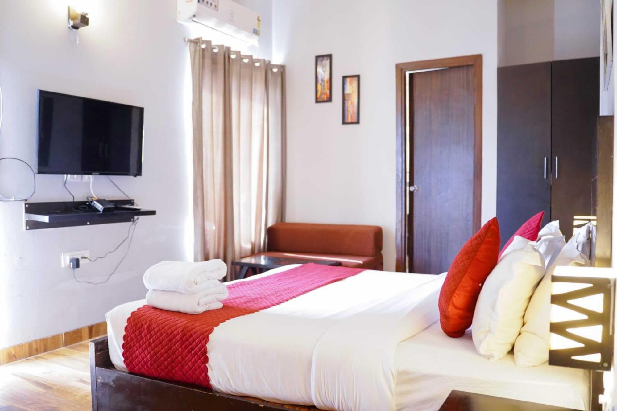 Vrindavan Dreams Hotel And Suites Exteriör bild