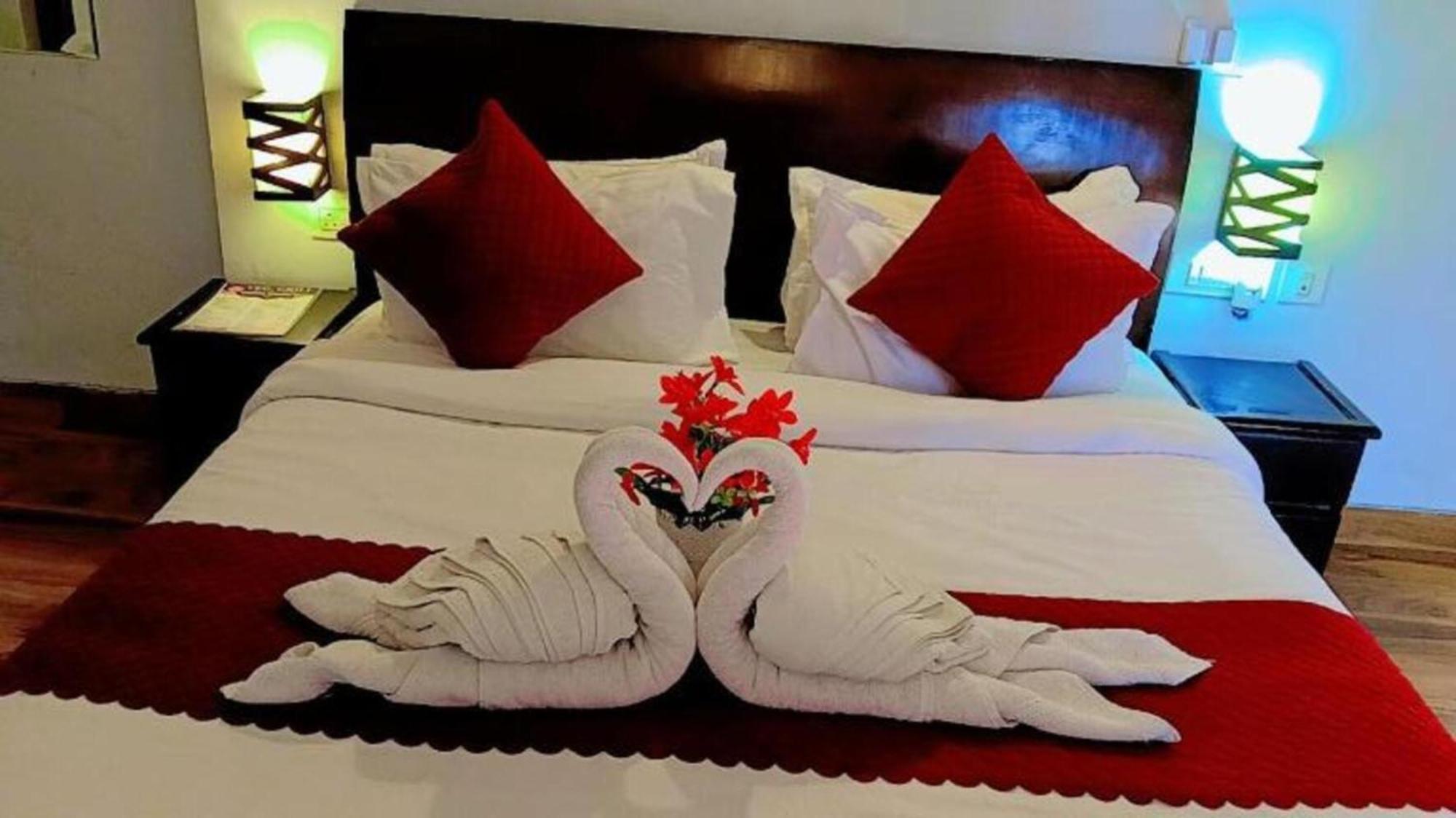 Vrindavan Dreams Hotel And Suites Exteriör bild