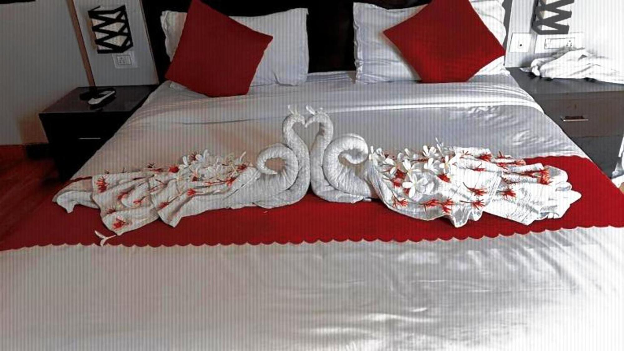Vrindavan Dreams Hotel And Suites Exteriör bild