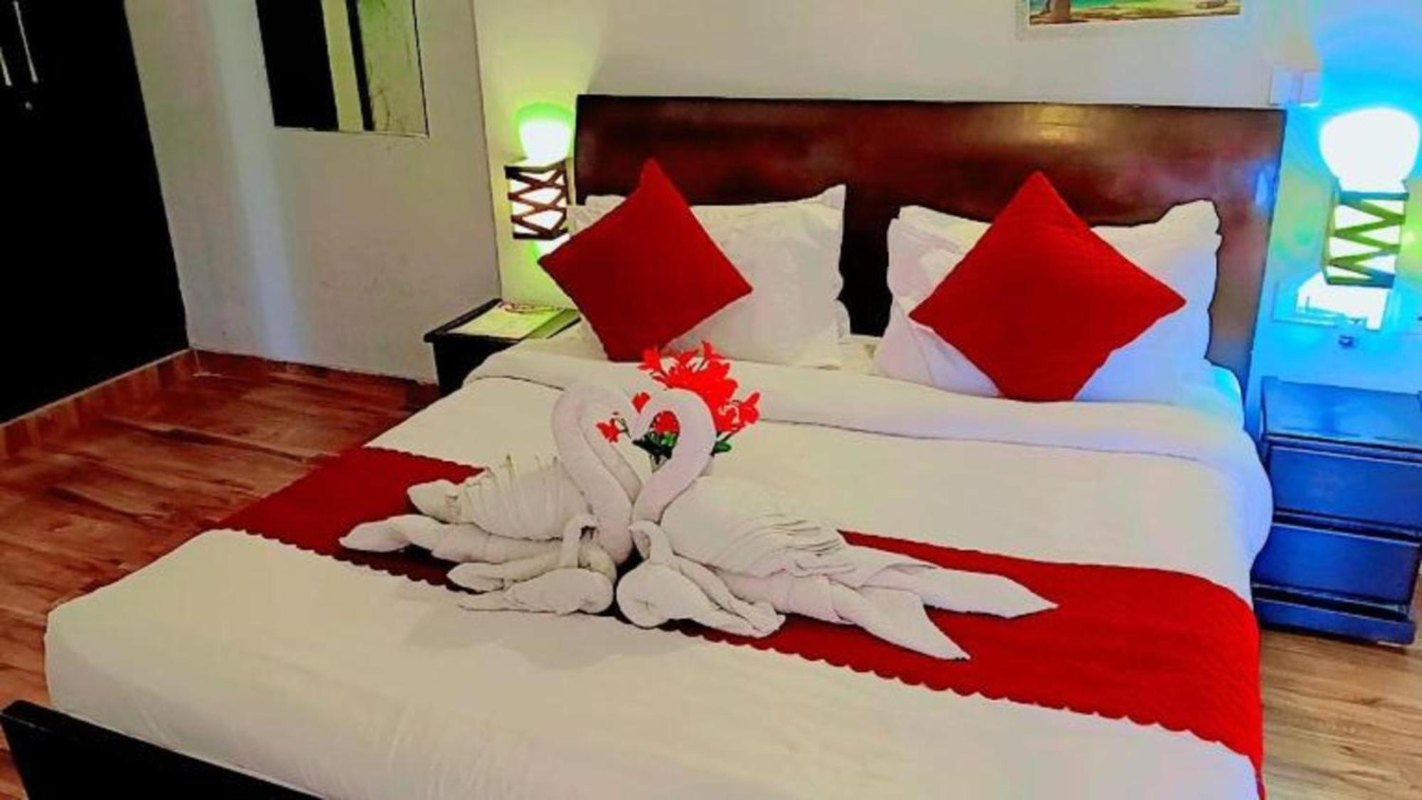 Vrindavan Dreams Hotel And Suites Exteriör bild