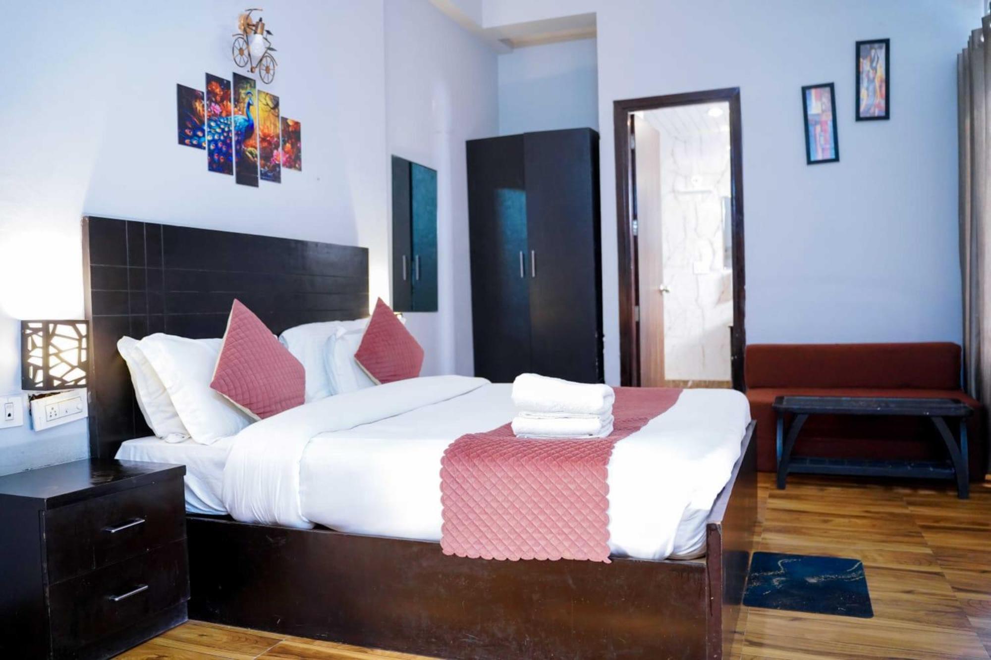 Vrindavan Dreams Hotel And Suites Exteriör bild