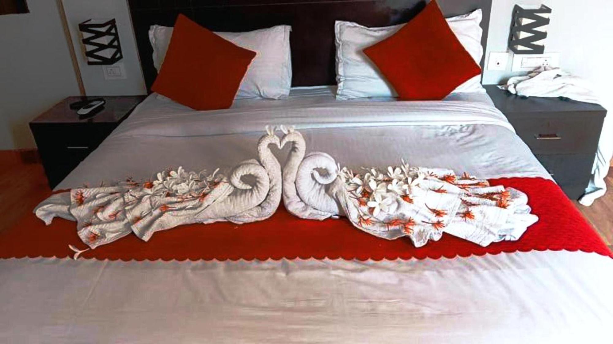 Vrindavan Dreams Hotel And Suites Exteriör bild