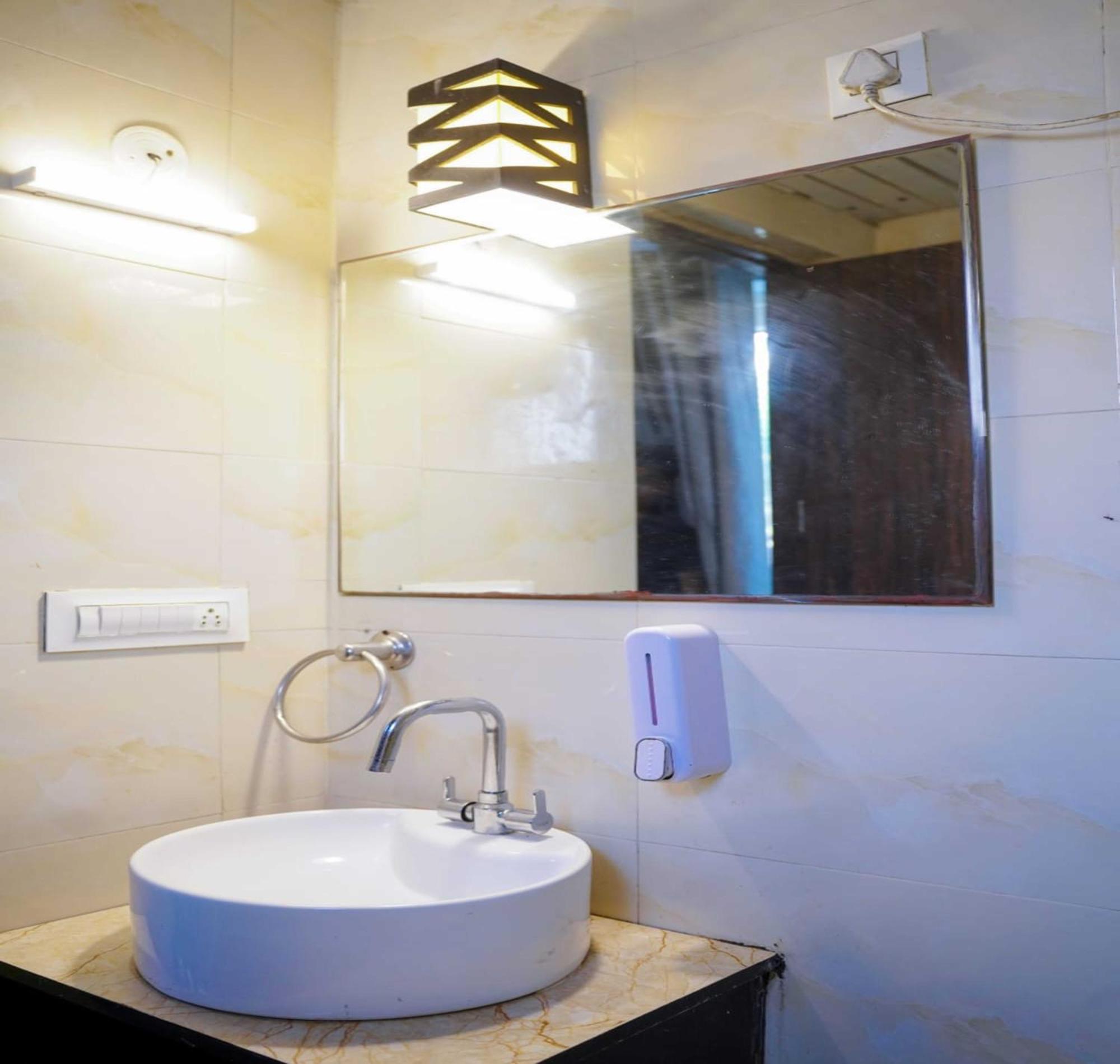 Vrindavan Dreams Hotel And Suites Exteriör bild