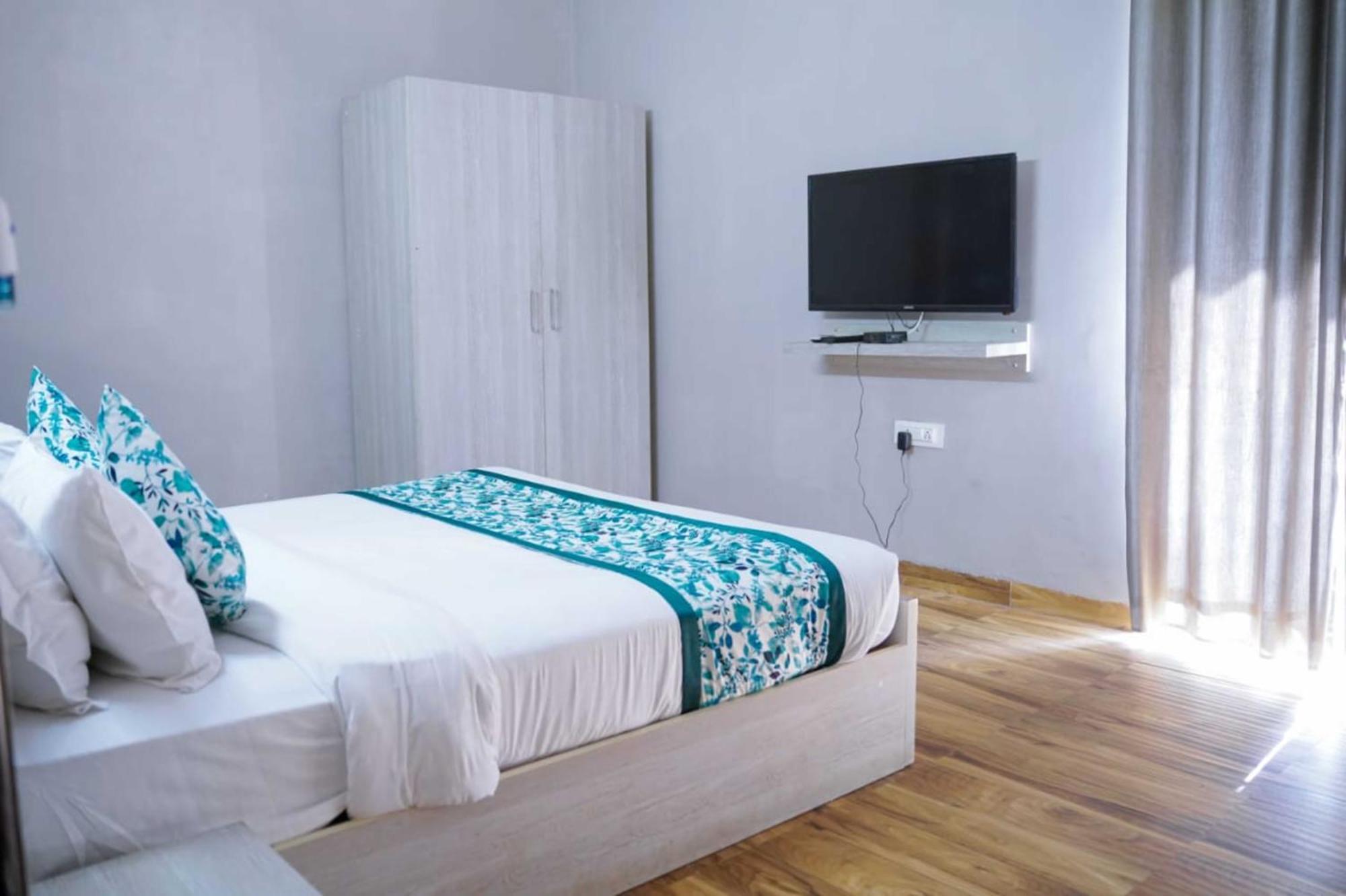 Vrindavan Dreams Hotel And Suites Exteriör bild