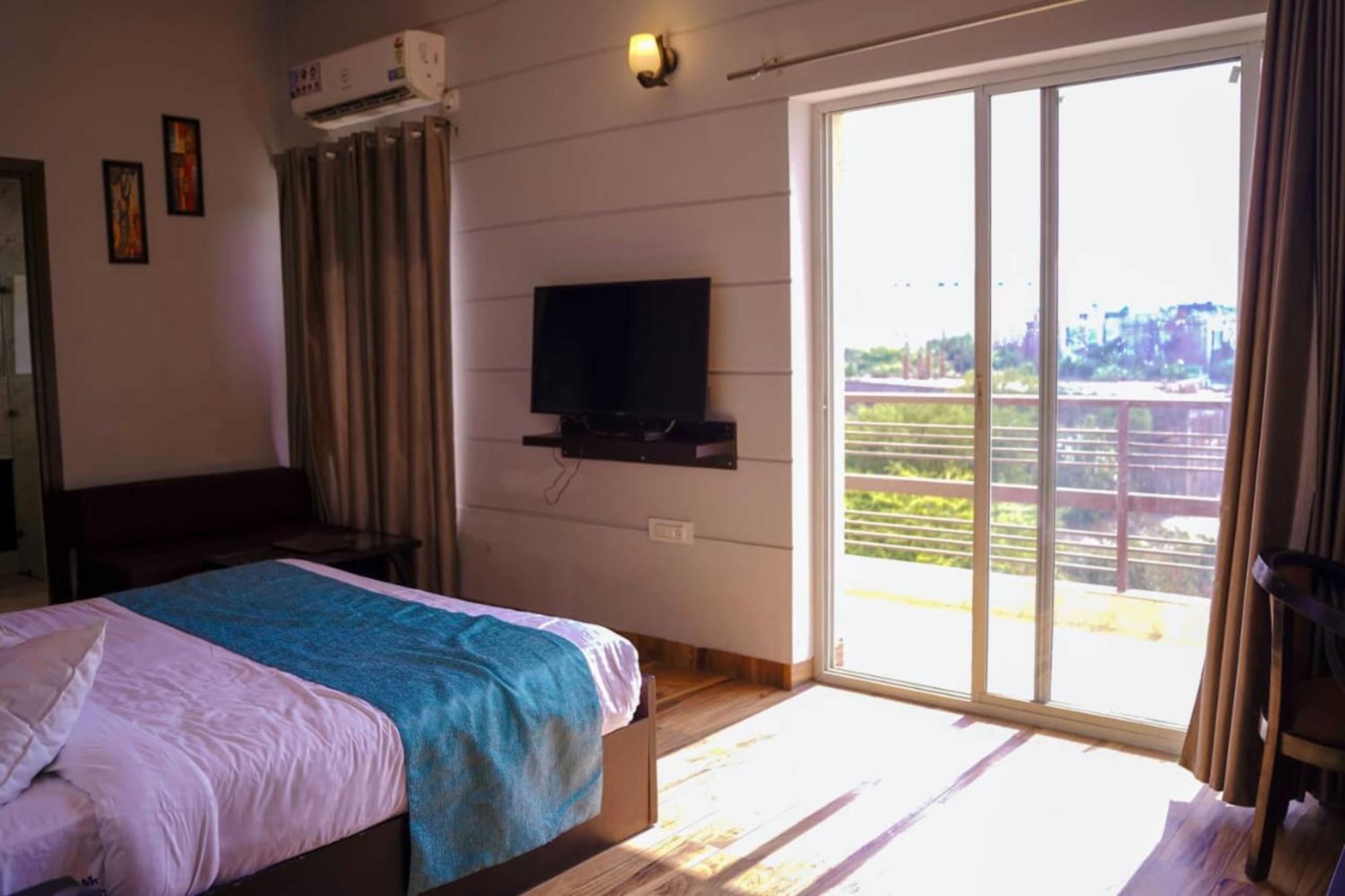 Vrindavan Dreams Hotel And Suites Exteriör bild