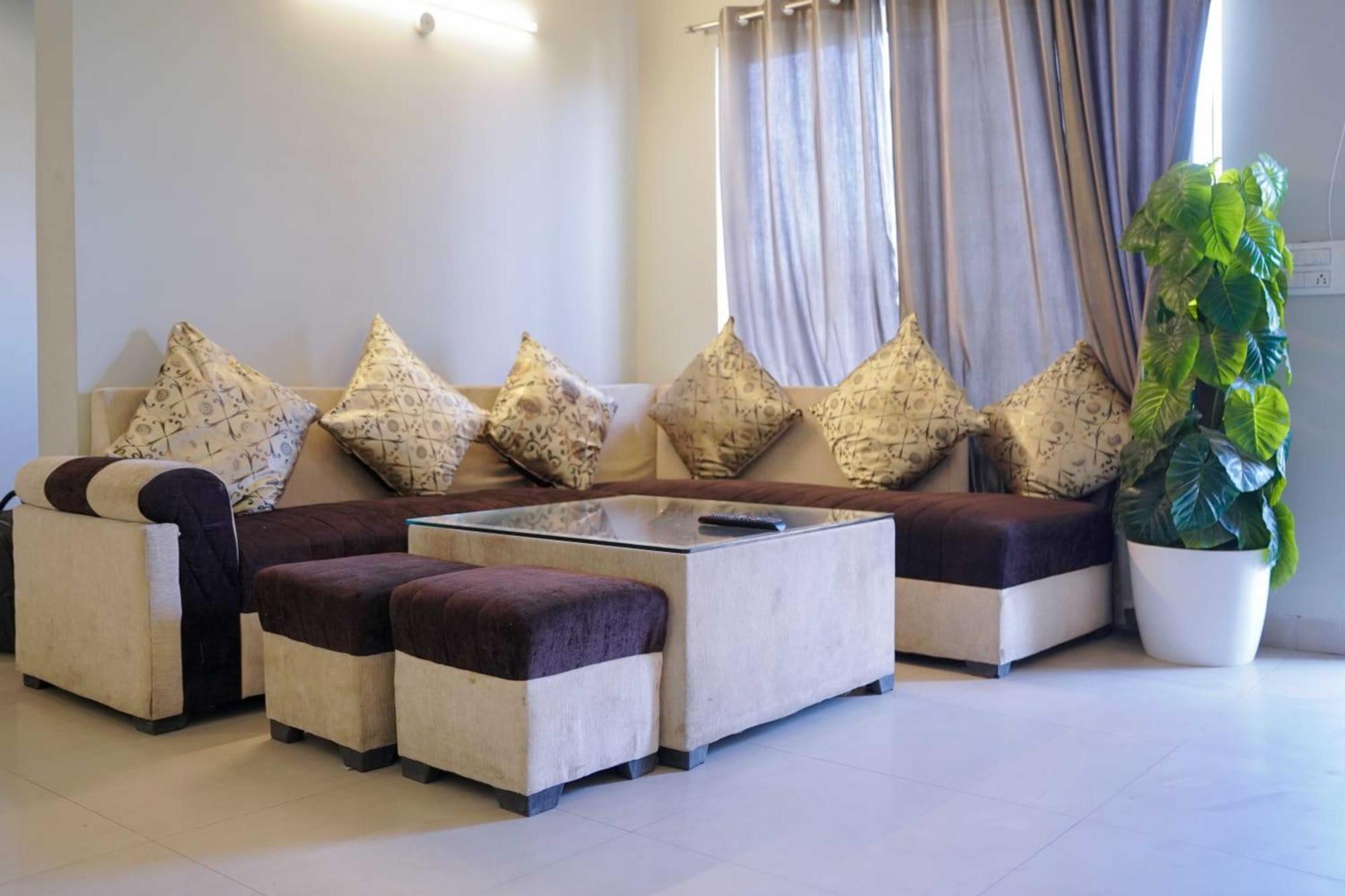 Vrindavan Dreams Hotel And Suites Exteriör bild