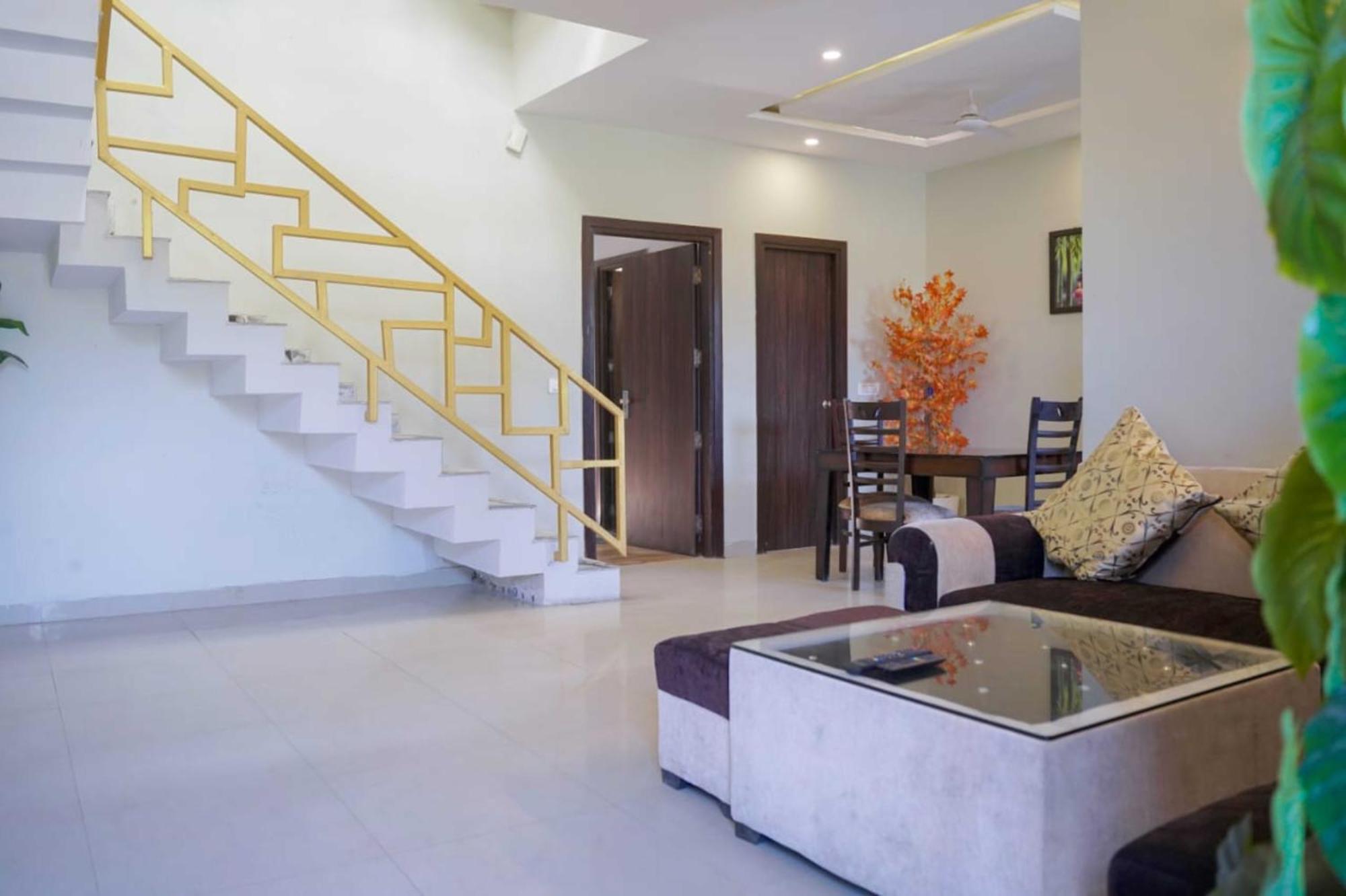Vrindavan Dreams Hotel And Suites Exteriör bild