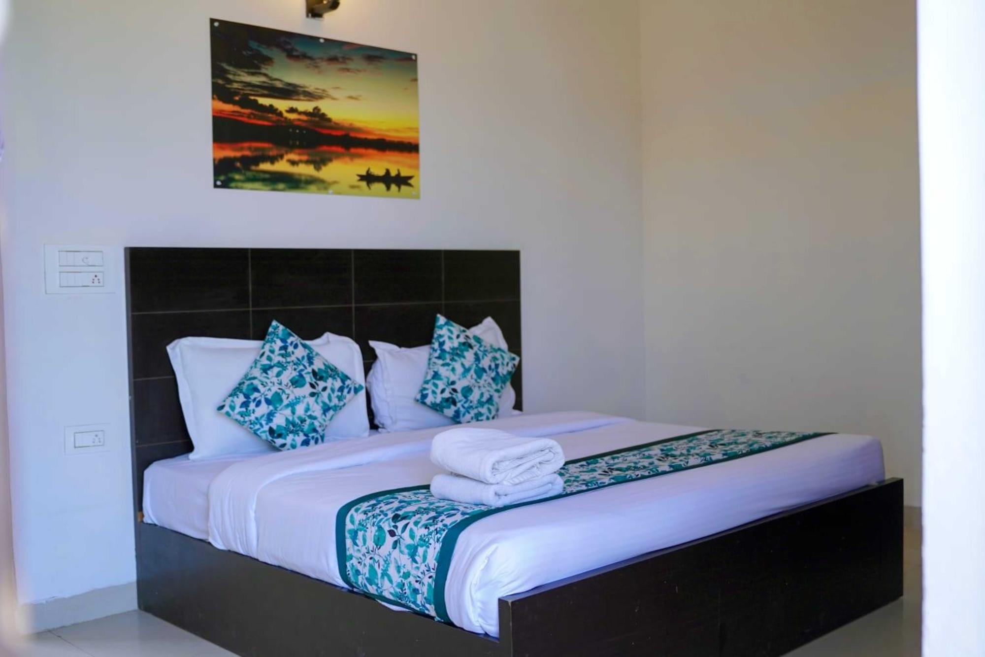 Vrindavan Dreams Hotel And Suites Exteriör bild