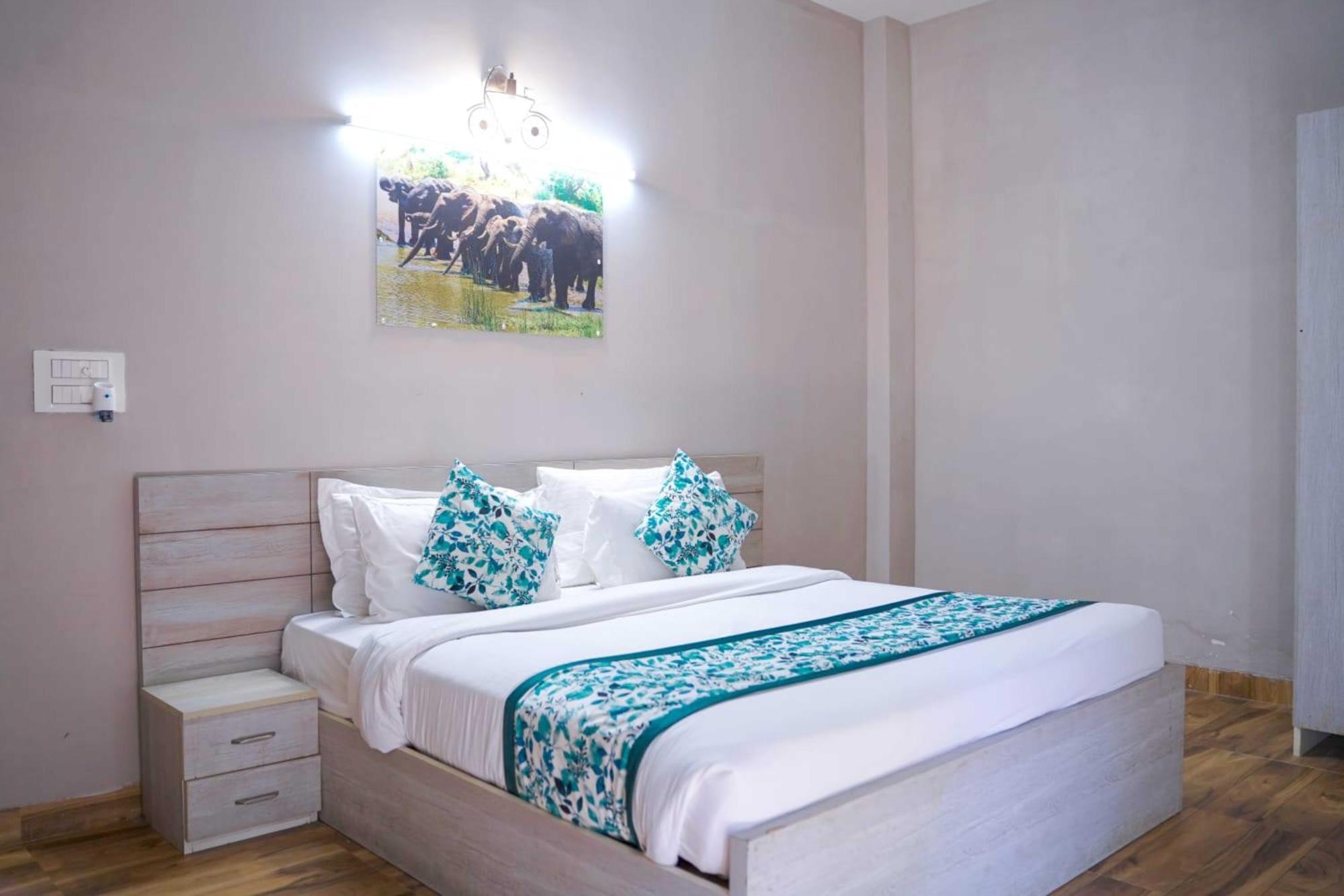 Vrindavan Dreams Hotel And Suites Exteriör bild